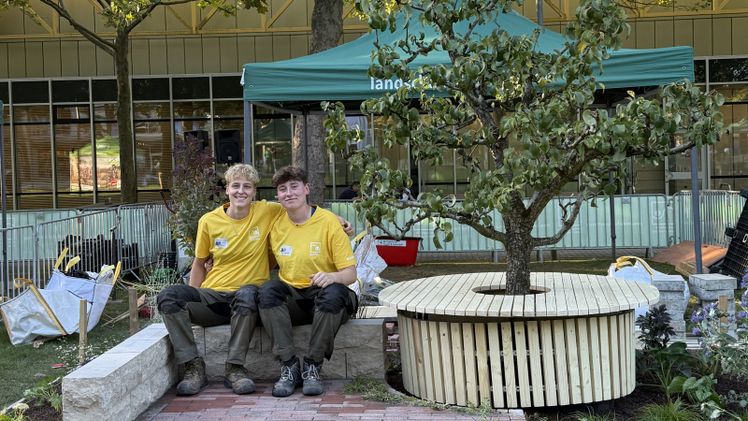 Emilia Braun (links) und Matilda Lehmann (rechts) in ihrem fertigen Garten. Bild: VGL-BW.