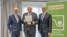 Verleihung der Ernst-Schröder-Medaille (v.l.n.r.): stellv. Landtagspräsident NRW André Kuper, Minister für Arbeit, Gesundheit und Soziales des Landes Nordrhein-Westfalen Karl-Josef Laumann, VGL-NRW-Präsident Josef Mennigmann. Bild: © Oliver Stopinski.
