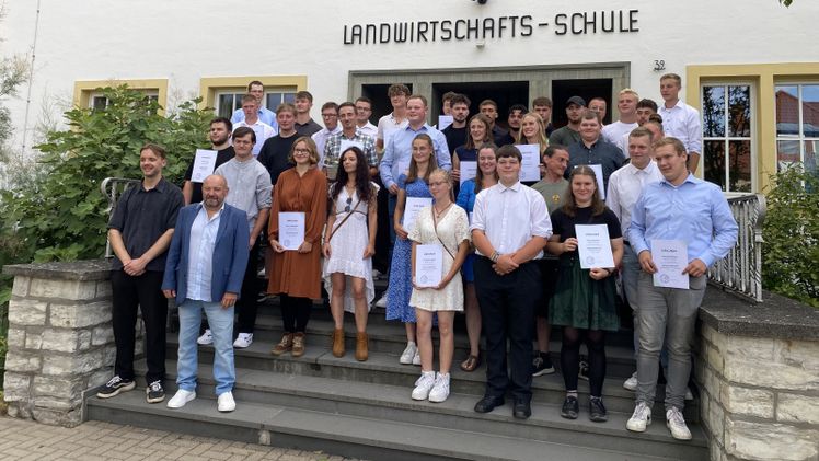 Die freigesprochenen Gärtnerinnen und Gärtner des Gregor-Mendel-Berufskollegs Paderborn mit Vertreter*innen der grünen Verbände sowie des Berufskollegs. Bild: VGL NRW. 