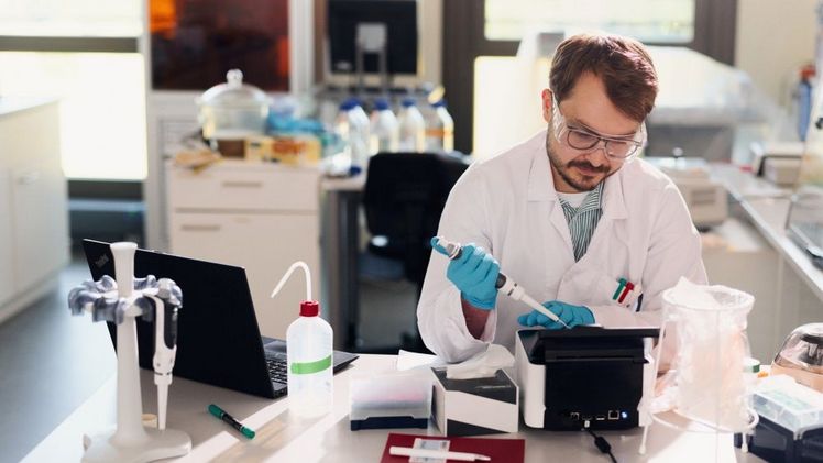 Benjamin Moorlach, Doktorand an der HSBI, formuliert dsRNA für den Einsatz als Pflanzenschutzmittel. Foto: P. Pollmeier/HSBI.