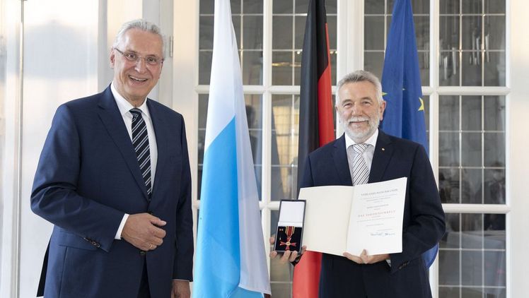Ulrich Schäfer (rechts) erhält das Bundesverdienstkreuz ausgehändigt vom Innenminister Joachim Herrmann. Bild: Giulia Iannicelli, Bayerisches Staatsministerium des Innern, für Sport und Integration. Ulrich Schäfer (rechts) erhält das Bundesverdienstkreuz ausgehändigt vom Innenminister Joachim Herrmann. Bild: Giulia Iannicelli, Bayerisches Staatsministerium des Innern, für Sport und Integration.