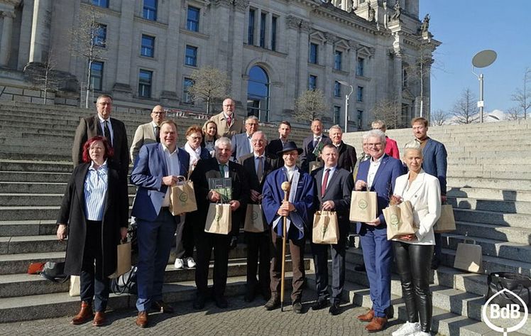 Auf der Freitreppe an der Spree wurden dem Vorsitzenden des Ausschusses Hermann Färber und seinen Kolleginnen und Kollegen Rot-Buchen (Fagus sylvatica) überreicht. Bild: BdB.