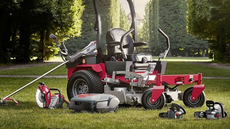 Cramer präsentiert auf der GaLaBau das gesamte innovative und langlebige 82V- Produktsortiment für Profis, die komplette, ebenso langlebige und effiziente 48V-Reihe für alle Endverbrauchende sowie eine große Auswahl an Mährobotern. Bild: Cramer.