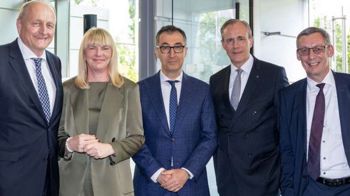 v.l.n.r.: Joachim Rukwied, (Präsident des Deutschen Bauernverbands e.V. & Verwaltungsratsvorsitzender der Rentenbank), Nikola Steinbock (Vorstandssprecherin der Rentenbank), Cem Özdemir (Bundesminister für Landwirtschaft und Ernährung & stv. Verwaltungsratsvorsitzender der Rentenbank), Dietmar Ilg und Dr. Marc Kaninke (Vorstandsmitglieder der Rentenbank). Bild: Rentenbank.
