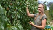 Angela Preisig arbeitet zu 70% auf dem Obstbaubetrieb, während der Erntesaison Vollzeit. Bild: Jasmine Baumann.
