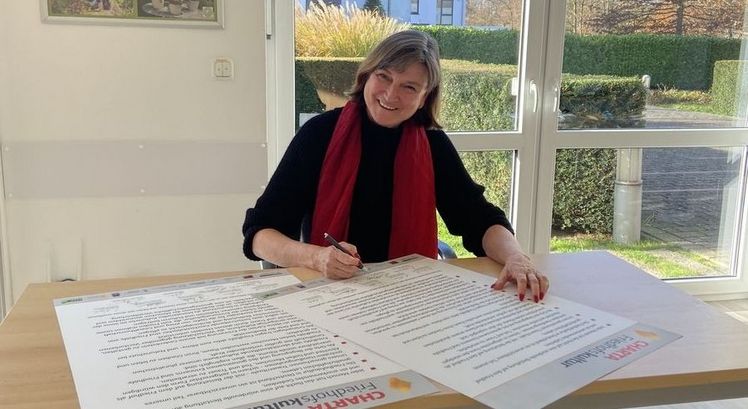 BdF-Vorsitzende Birgit Ehlers-Ascherfeld bei der Unterzeichnung der CHARTA Friedhofskultur. Bild: BdF.