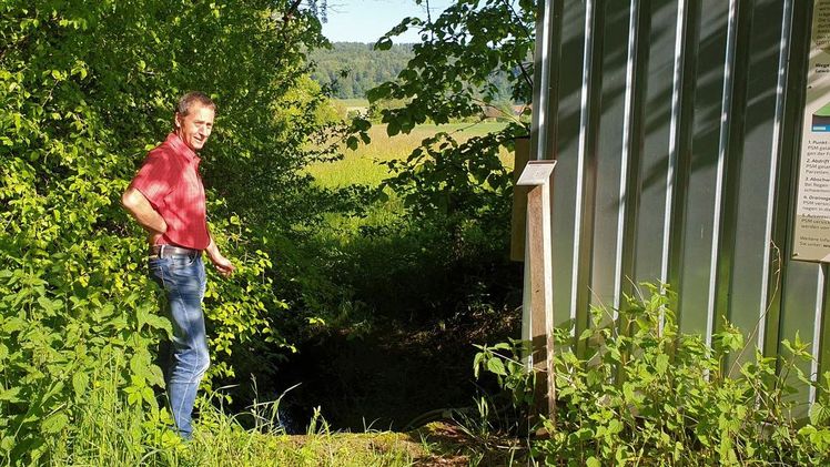 Michel Gygax von der Fachstelle Pflanzenschutz am Chrümmlisbach, wo Wasserproben genommen werden. Bild: ji.