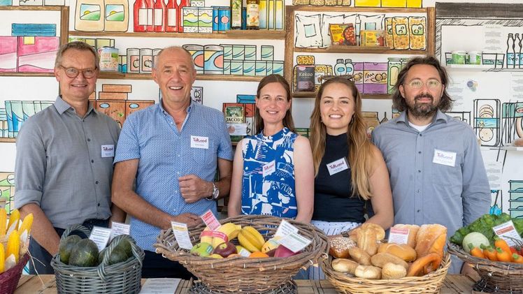 Hubert Heigl, Norbert Keßler, Daniela Schmid, Amelie Michalke und Prof. Dr. Tobias Gaugler in "Tante Emmas wahre Kosten". Bild: Alexander Scharf.