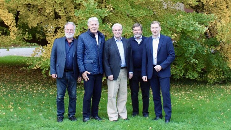 v.l.n.r.: Götz Stehr (DGG-Vizepräsident a.D.), Prof. Dr. Klaus Neumann (DGG-Präsident a.D.), Karsten Möring (neuer DGG-Präsident), Wolfram Vaitl (neuer DGG-Schatzmeister), Dr. Dirk Louy (neuer DGG-Vizepräsident). Foto: DGG.