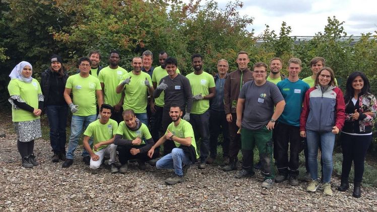 Bei der GaLaBau-Praxistag für Geflüchtete lernten 11 Teilnehmer das Berufsbild des Landschaftsgärtners kennen. Bild: FGL. 