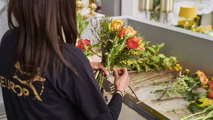 Floristin im Blumenfachgeschäft. Bild: © Fleurop AG.
