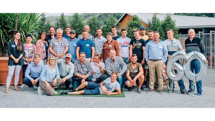 Ältere und neuere Mitarbeiter feiern gemeinsam das 60jährige Firmenjubiläum. Bild: FGL.