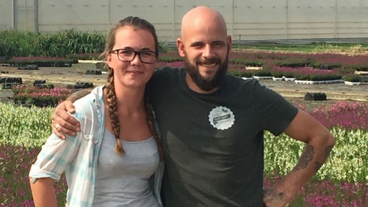 Für seinen Video-Dreh hat Tristan Anna Baumanns getroffen, die derzeit mit Bravour ihre Ausbildung im Produktionsgartenbau absolviert und zeigt, wie vielfältig und spannend ein Beruf im Gartenbau ist. Bild: Landgard.