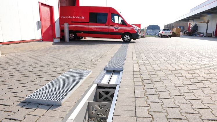 Die Firma Richard Brink präsentiert ihr Sortiment der Retentionsrinnen als Option für ein modernes Starkregen-Management in Zeiten von Klimawandel und Extremwettereignissen. Bild: Richard Brink GmbH & Co. KG.