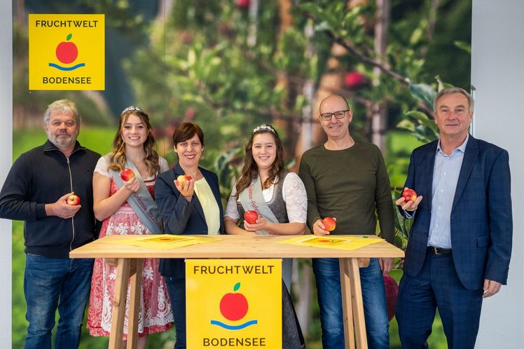 von links: Thomas Heilig, Vorsitzender Obstregion Bodensee e.V., Apfelprinzessin Mia Bentele, Projektleiterin Petra Rathgeber, Apfelprinzessin Sina Bernhard, Erich Röhrenbach, Vorsitzender Obstregion Bodensee e.V., Dr. Manfred Büchele, Geschäftsführer Kompetenzzentrum Obstbau Bodensee.