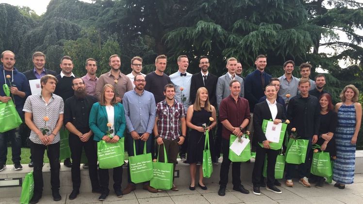 Ausgebildete Landschaftsgärtner der Philipp-Holzmann-Schule in Frankfurt. Foto: FGL.