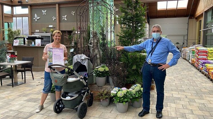 Anerkennung in Corona-Zeiten: Hier die Übergabe der Anerkennungsurkunde an Elisabeth Micko durch GBV-Geschäftsführer Robert Markley in Lieboch bei Graz Ende September. Bild: Micko.