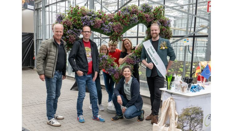 Am Stand von Agrobusiness Niederrhein - von links: Uwe Bons (Wirtschaftsförderer der Stadt Straelen), Marcus Trappe, Lena Manten mit Eva Kähler-Theuerkauf vom Landesverband Gartenbau NRW, Kirsten Hammans und Anke Schirocki mit Hannes Schrader (Deutsche Blumenfee). Foto: Agrobusiness Niederrhein.