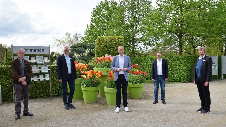 v. links: Hans-Joachim Adam (Landschaftsarchitekt und Planer des Park der Gärten), Christian Wandscher (Geschäftsführer des Park der Gärten), Dennis Rohde MdB (Bundestagsabgeordneter für Oldenburg und das Ammerland), Hennig Dierks (1. stellvertretender Bürgermeister der Gemeinde Bad Zwischenahn) und Bürgermeister Dr. Arno Schilling (Bürgermeister der Gemeinde Bad Zwischenahn) freuen sich über die Förderzusage. Bild: Park der Gärten. 