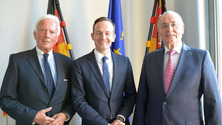 Auf dem Bild zu sehen sind der scheidende Mittelstandslotse Eckart Helfferich, Wirtschaftsminister Dr. Volker Wissing und der neue Mittelstandslotse Prof. Dr. Manfred Becker (v.l.). Bild: RLP