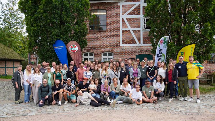 GardenCon 2024: alle Teilnehmenden im Freilichtmuseum am Kiekeberg in Rosengarten. Bild: Floragard.