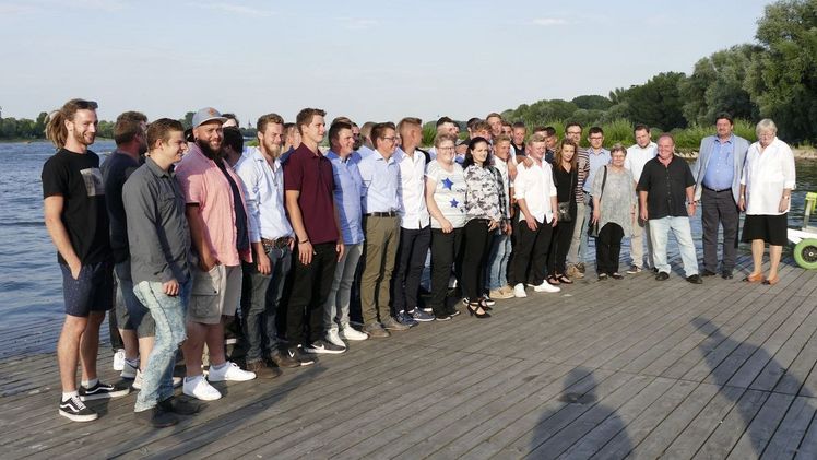 Die frisch gebackenen Landschaftsgärtner mit Lehrern und Organisatoren. Bild: GaLaBau-NRW.
