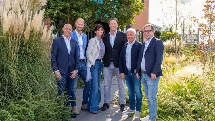 Von links nach rechts: Joost Gietelink (DFG), Matthijs de Ruiter (Heemskerk Flowers),  Roos Heemskerk (Heemskerk Flowers), Jan van Dam (DFG), Dennis Kromhout (Heemskerk Flowers) und Leo Heemskerk (Heemskerk Flowers). Bild: Dutch Flower Group.