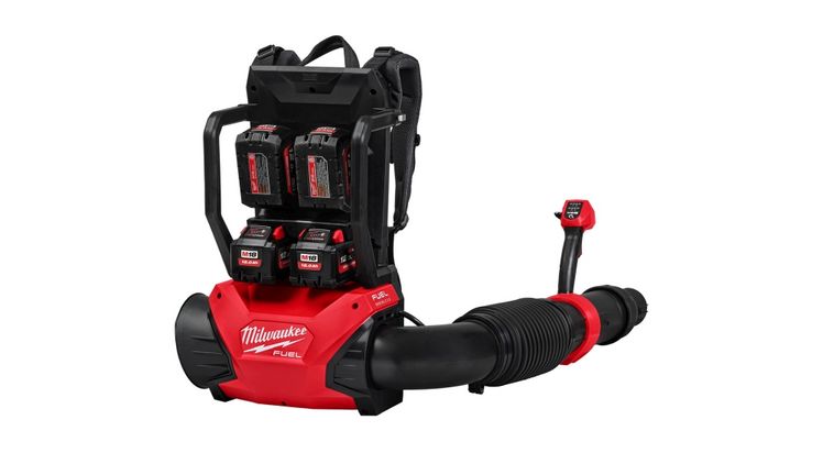 Das Rucksack-Gebläse M18 F2BPB ist das erste Gerät auf der Milwaukee M18-Plattform, das für eine deutliche Verlängerung der Laufzeiten mit vier 18 Volt-Akkus betrieben werden kann. Bild: Milwaukee. 