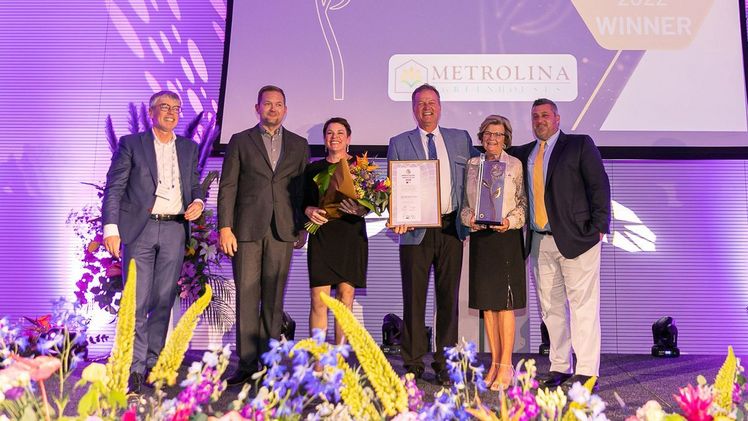Metrolina Greenhouses gewann außerdem Gold in der Kategorie Kategorie Fertige Pflanzen & Bäume. Überreicht wurde die Auszeichnung von AIPH-Generalsekretär Generalsekretär Tim Briercliffe.  Bild: AIPH. Metrolina Greenhouses gewann außerdem Gold in der Kategorie Kategorie Fertige Pflanzen & Bäume. Überreicht wurde die Auszeichnung von AIPH-Generalsekretär Generalsekretär Tim Briercliffe.  Bild: AIPH.