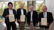 Ehrung dreier Verbände für 70-jährige Mitgliedschaft: Ulrich Pfanner, Präsident des Bayerischen Landesverbandes für Gartenbau und Landespflege, Jan-Dieter Bruns, Baumschule Bruns, DGG-Präsident Karsten Möring und Gerhard Hugenschmidt, Präsident des Gartenbauverbandes Baden-Württemberg-Hessen. Foto: Klaus Schnaidt.