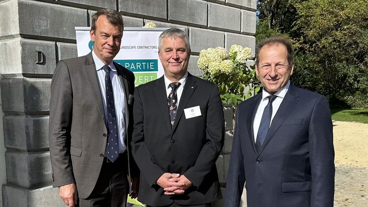 BGL-Präsident Thomas Banzhaf (rechts) gratulierte ELCA-Präsident Henrik Bos (Finnland, Mitte) und ELCA-Vizepräsident Lutze von Wurmb (links) persönlich in Brüssel zum 60-jährigen Bestehen der Europäischen Vereinigung der Unternehmen des GaLaBau. Foto: Thomas Krämer/BGL.