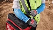 Zu den neuen Produkten mit kühlenden Eigenschaften gehört ein kühlender Arm-Schnittschutz mit 40 cm Länge. Bild: Milwaukee.