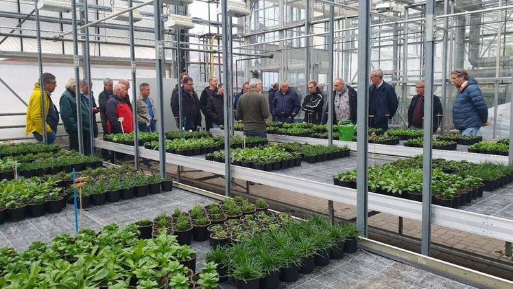 Die Teilnehmerinnen und Teilnehmer lassen sich von Frank Korting Versuche in der LVG Neustadt erklären. Foto: FGJ.