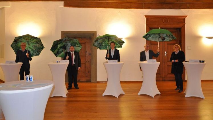 Von links: Martin Richter-Liebald, Gerhard Zäh, Oberbürgermeister Sebastian Remelé, Baudezernent Ralf Brettin und Dr. Anna Barbara Keck, Pressesprecherin und Finanzreferentin der Stadt Schweinfurt. Foto: Stadt Schweinfurt. Von links: Martin Richter-Liebald, Gerhard Zäh, Oberbürgermeister Sebastian Remelé, Baudezernent Ralf Brettin und Dr. Anna Barbara Keck, Pressesprecherin und Finanzreferentin der Stadt Schweinfurt. Foto: Stadt Schweinfurt.