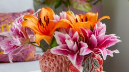 Bunte Sommerblumen wie Lilien, Dahlien und Gladiolen sorgen sofort für den gewünschten sonnigen Effekt. Bild: iBulb.