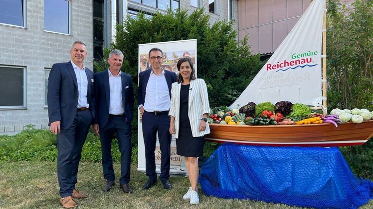 Reichenau-Gemüse Geschäftsführer Johannes Bliestle + stellv. Geschäftsführer Christian Müller, BM Cem Özdemir, Nese Erikli, MdL. Bild: Reichenau-Gemüse-Vertriebs eG.