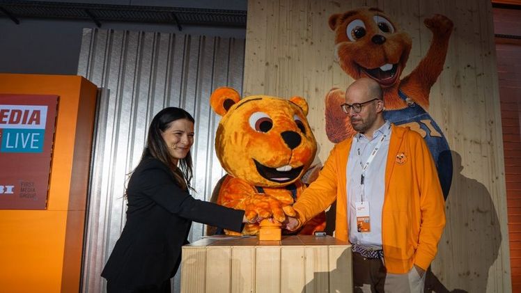 Patricia Grundmann und Sebastian Gundel geben gemeinsam mit dem OBI Biber die Umfirmierung der OFMG bekannt. Bild: OBI.
