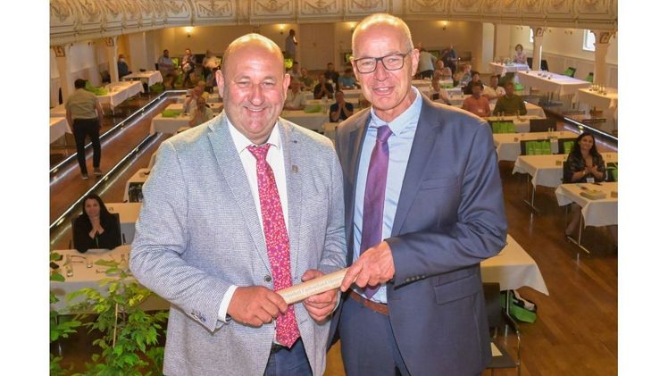 Jens Heger gratuliert dem neuen Präsidenten Karsten Hain und übergibt symbolisch den Staffelstab. Bild: FGL Hessen-Thüringen.