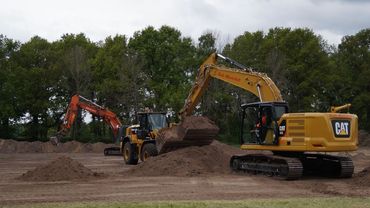 Seit Montag rollen die Bagger: Die Erdarbeiten für den Bau des Gartencenters haben begonnen. Bild: GABOT.
