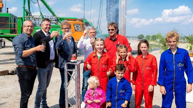 Der erste Pfahl wurde eingegeschlagen. Bild: DOOR