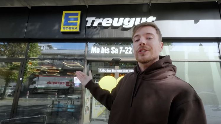 Einzigartige Aktion bei EDEKA Treugut / MrBeast in Berlin: weltweit größter YouTuber räumt gesamten EDEKA-Markt für guten Zweck leer. Bild: (C) MrBeast.