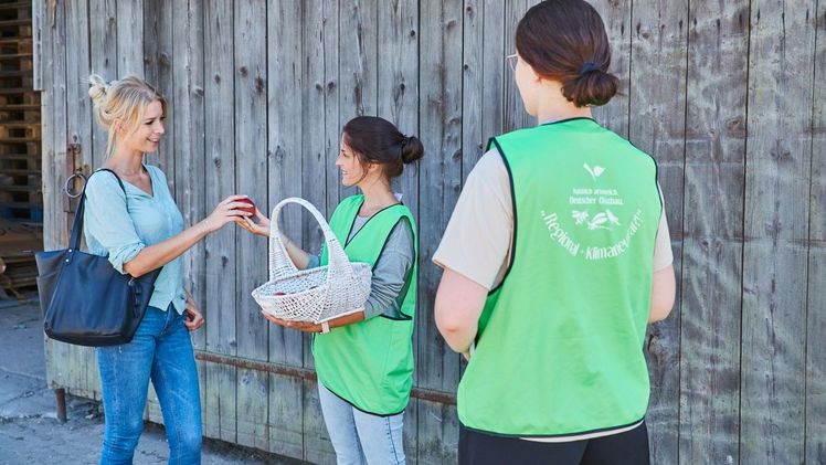 Am Samstag, den 24. September informieren die deutschen Obstanbauer an mehr als 340 Standorten in Deutschland über ihre regionalen Produkte und die Bedeutung des heimischen Obstanbaus. Bild: GMH.