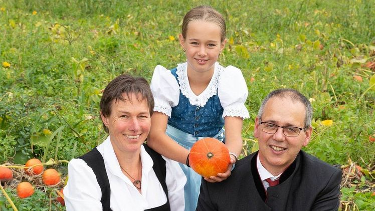 Mitten im Schloss-Naturschutzgebiet auf zehn Hektar baut die Familie Pfurtscheller Bio-Karotten, Bio-Knoblauch & Bio-Kürbisse für SPAR an. Bild: SPAR.