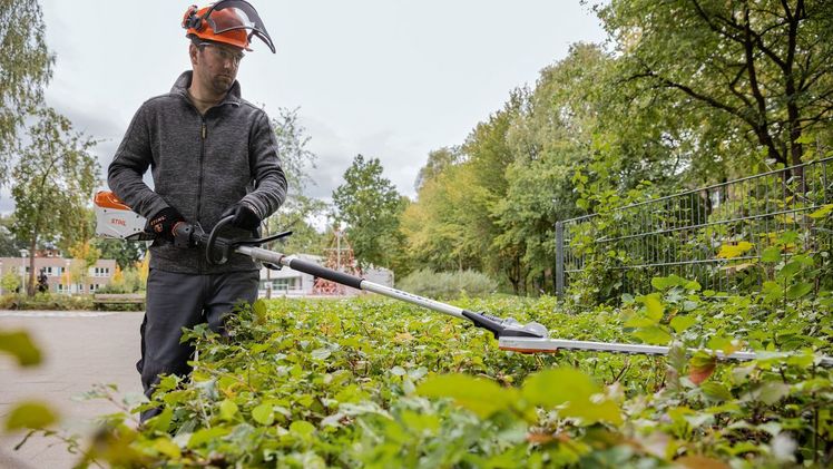 Der Akku-KombiMotor STIHL KMA 135 R ermöglicht die professionelle Rundum-Grünpflege, ohne dabei das Umfeld durch Lärm oder Abgasemissionen zu stören. Bild: STIHL.  Der Akku-KombiMotor STIHL KMA 135 R ermöglicht die professionelle Rundum-Grünpflege, ohne dabei das Umfeld durch Lärm oder Abgasemissionen zu stören. Bild: STIHL.