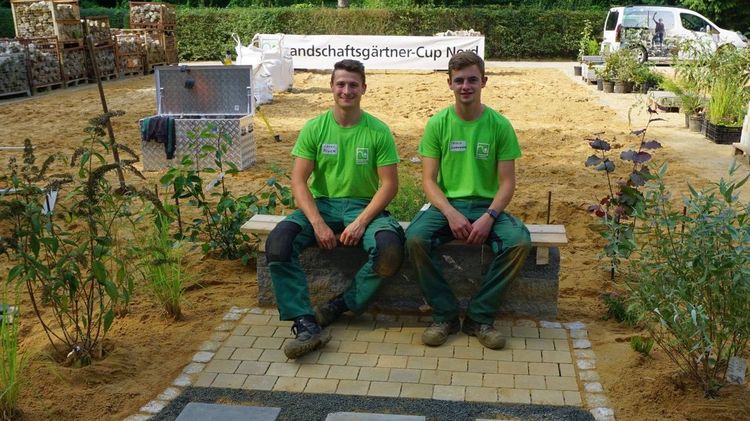 Die neuen Landesmeister der Metropolregion Hamburg: Leevi Meyer (links) und Thies Johannsen vom Fachbetrieb Norbert Farwick Garten- und Landschaftsbau mit Sitz in Appel. Foto: FGL HH. Die neuen Landesmeister der Metropolregion Hamburg: Leevi Meyer (links) und Thies Johannsen vom Fachbetrieb Norbert Farwick Garten- und Landschaftsbau mit Sitz in Appel. Foto: FGL HH.