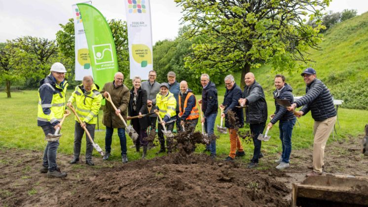 Gemeinsame Freude über den ersten Spatenstich für den Bau der VGL-Themengärten im Zukunftsgarten Gelsenkirchen. Dabei auch: Josef Mennigmann, Präsident des Verbandes Garten-, Landschafts- und Sportplatzbau Nordrhein-Westfalen e. V. (VGL NRW) (3. von links), Gelsenkirchens Oberbürgermeisterin Andrea Henze (4. von links) und Hanspeter Faas, Sprecher der Geschäftsführung der IGA 2027 Ruhrgebiet gGmbH (4. von rechts). Bild: © IGA 2027/Lars Heidrich.