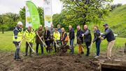 Gemeinsame Freude über den ersten Spatenstich für den Bau der VGL-Themengärten im Zukunftsgarten Gelsenkirchen. Dabei auch: Josef Mennigmann, Präsident des Verbandes Garten-, Landschafts- und Sportplatzbau Nordrhein-Westfalen e. V. (VGL NRW) (3. von links), Gelsenkirchens Oberbürgermeisterin Andrea Henze (4. von links) und Hanspeter Faas, Sprecher der Geschäftsführung der IGA 2027 Ruhrgebiet gGmbH (4. von rechts). Bild: © IGA 2027/Lars Heidrich.