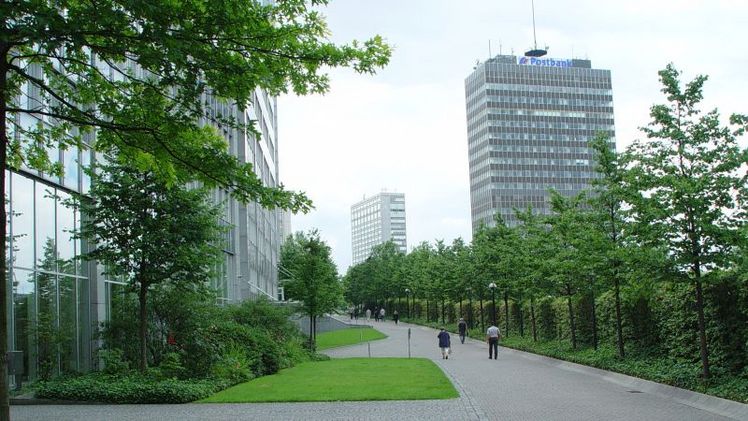 Auch Grünflächen von Firmen leisten in dichtbebauten Innenstädten einen wichtigen Beitrag zur Klimaanpassung vor Ort und steigern die Attraktivität des Standortes. Foto: VGL NRW. 