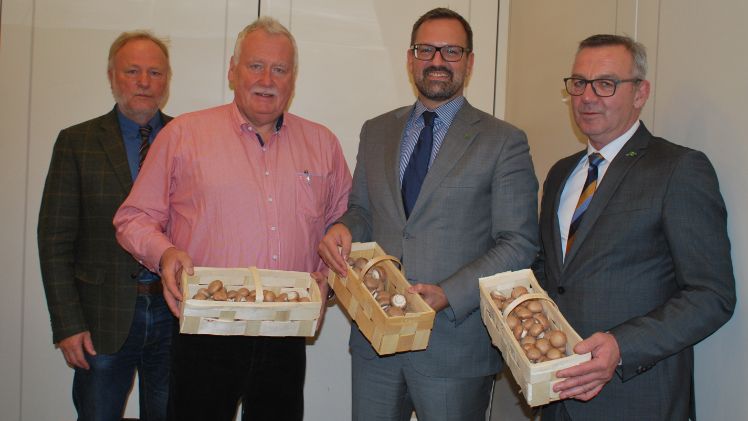 Ein Körbchen frischer Pilze ist Gästen des BDC immer gewiss. (v. l. n. r.) BDC-Geschäftsführer Jochen Winkhoff, BDC-Vorsitzender Michael Schattenberg, ZVG-Generalsekretär Bertram Fleischer und ZVG-Präsident Jürgen Mertz. Bild: BDC.