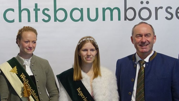 Hubert Aiwanger mit den neuen Königinnen der Weihnachtsbaumbranche, Sarah Neßhöver (links) und Sina Klug. Bild: IGW.
